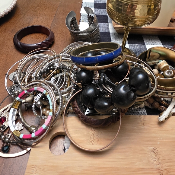 Over 70 Bevy Of Bracelets Cuffs Bangles Clasp Stretch Bracelet Lot Bundle Estate - Picture 16 of 16